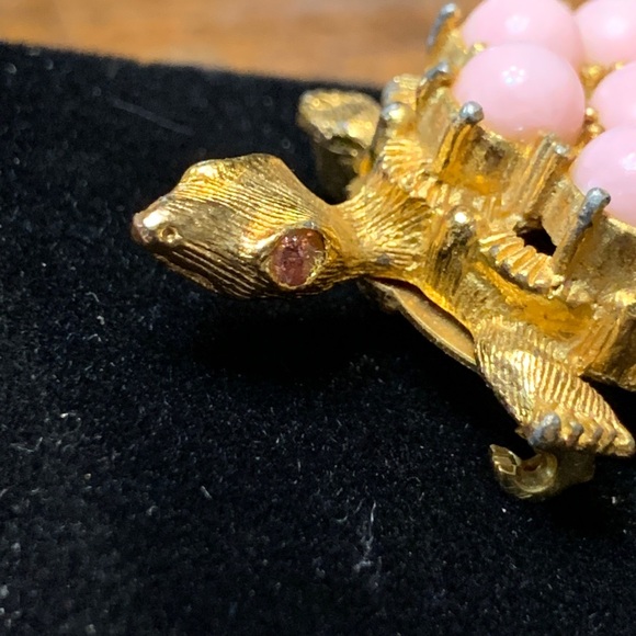 60’s MID CENTURY GOLDEN TURTLE TORTOISE BROOCH WITH MARBLED PINK CABOCHONS - Picture 3 of 9
